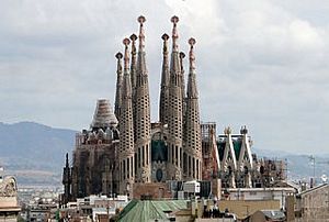 http://upload.wikimedia.org/wikipedia/commons/thumb/e/ee/Sagrada_Familia_01.jpg/320px-Sagrada_Familia_01.jpg