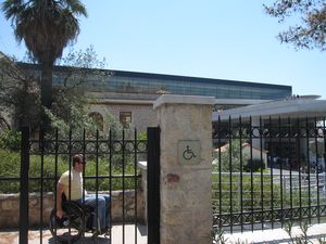 Entrance to the accessible ramp from the Dionysiou Areopagitou pedestrian pathway.