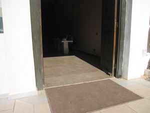 The entrance to the museum has flat access.