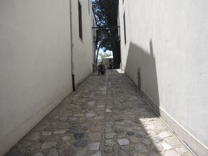There is a 3 star steep slope down to the fourth courtyard.  The fourth courtyard is not worth going down to.