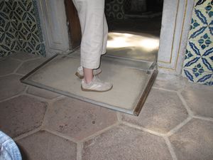 The path through the harem has ramps between rooms.
