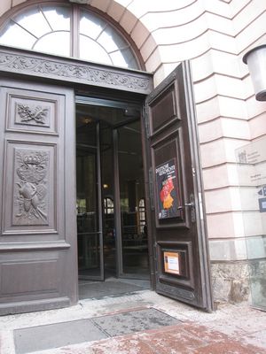 The entrance to the German History Museum is step-free.