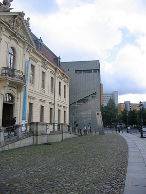 There is a ramp at the entrance of the Jewish Museum Berlin.