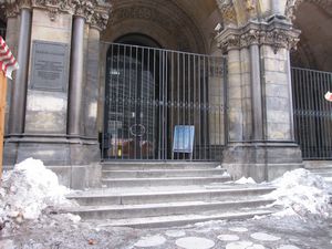 The main entrance to the Kaiser Wilhelm Memorial Church has 6 steps.