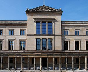 There are ramps at the entrance to the Neues Museum.