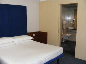 Image of Park Plaza Victoria London bedroom