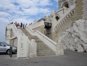 Notre Dame de la Garde accessible entrance