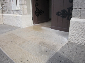 Flat entrance and wheelchair ramp