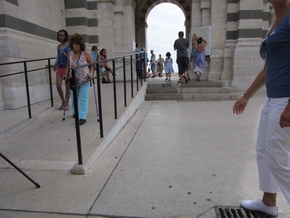 Flat entrance and wheelchair ramp