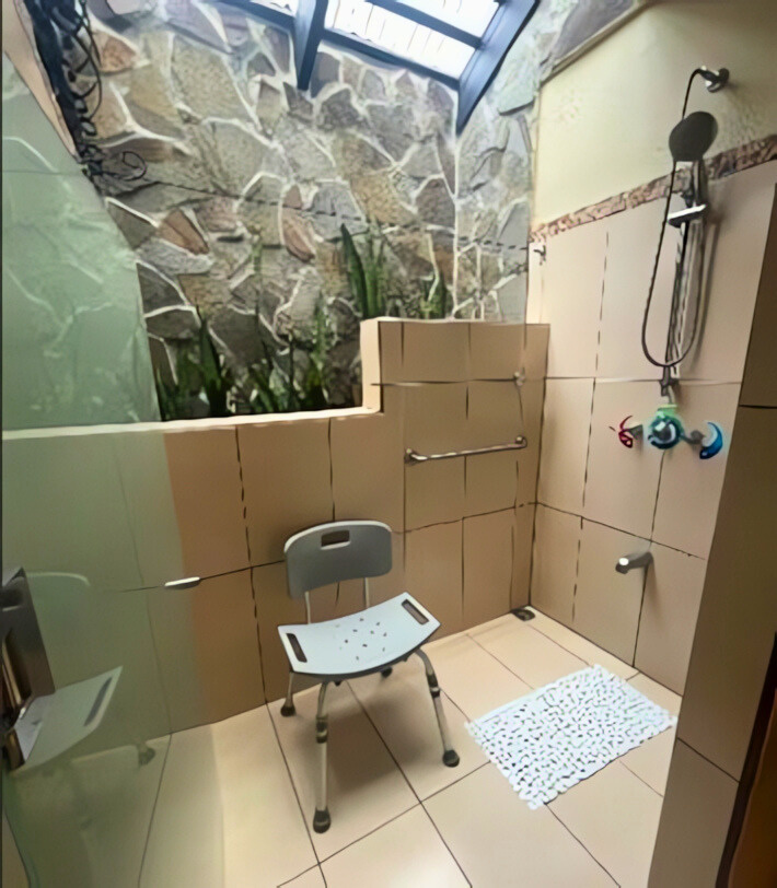Roll-in Shower in Arenal