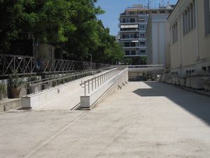 This ramp leads to the accessible entrance. A slightly easier approach is to stay on the sidewalk on the street north of the museum so you don't have to go up this ramp and the slope leading to it. 